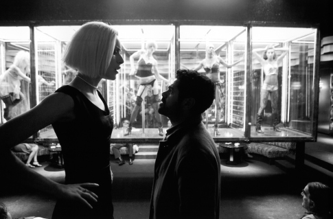 Still of Jamel Debbouze and Rie Rasmussen in Angel-A (2005)