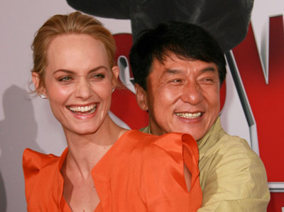 Jackie Chan and Amber Valletta at event of Kaimynas snipas (2010)