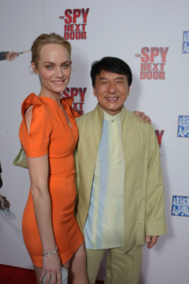 Jackie Chan and Amber Valletta at event of Kaimynas snipas (2010)