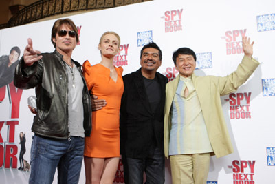 Jackie Chan, Billy Ray Cyrus, Amber Valletta and George Lopez at event of Kaimynas snipas (2010)