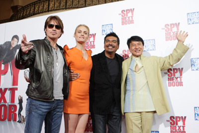 Jackie Chan, Billy Ray Cyrus, Amber Valletta and George Lopez at event of Kaimynas snipas (2010)