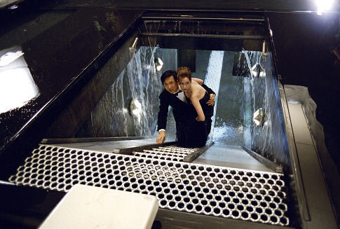 Still of Jackie Chan and Jennifer Love Hewitt in Smokingas (2002)