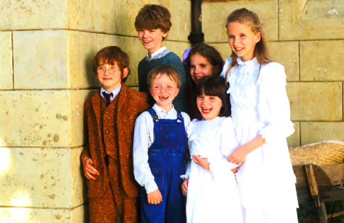 Still of Thomas Brodie-Sangster, Eliza Bennett, Samuel Honywood, Raphaël Coleman, Holly Gibbs and Jennifer Rae Daykin in Nanny McPhee (2005)