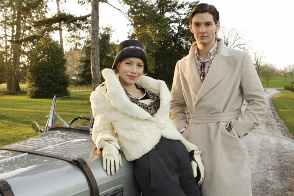 Still of Jessica Biel and Ben Barnes in Easy Virtue (2008)