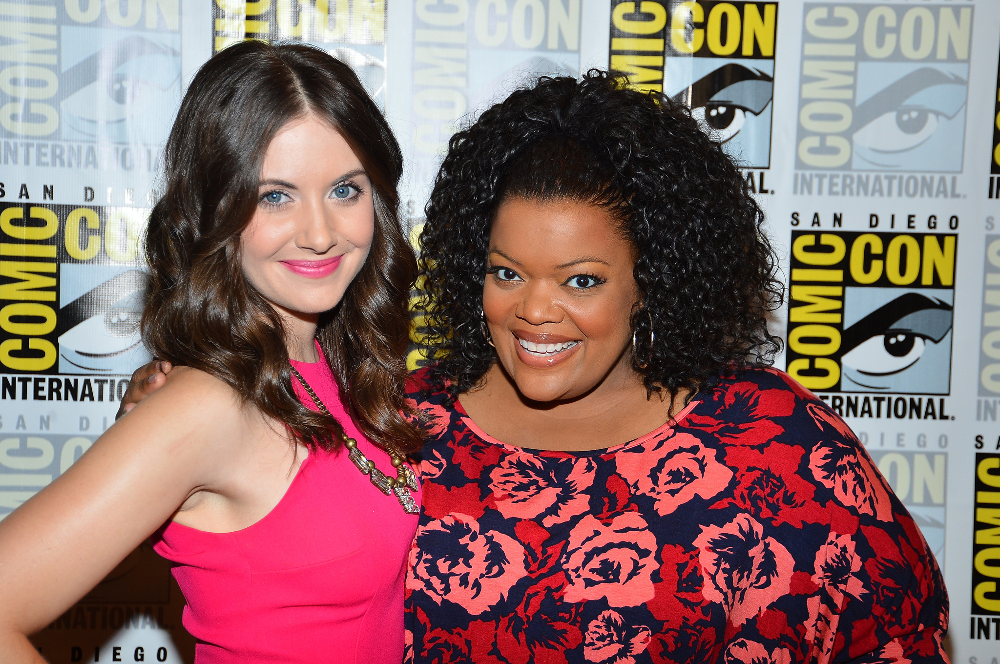 Yvette Nicole Brown and Alison Brie at event of Community (2009)