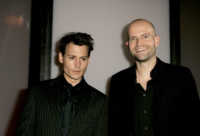 Johnny Depp and Marc Forster at event of Finding Neverland (2004)