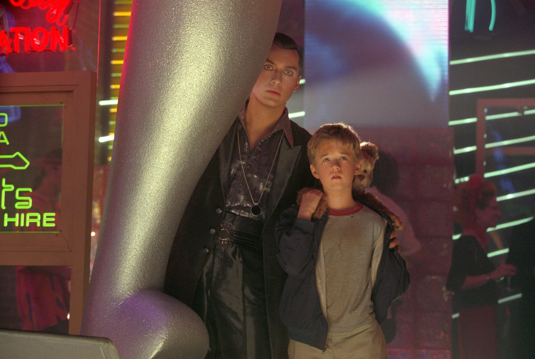 Still of Jude Law and Haley Joel Osment in Artificial Intelligence: AI (2001)