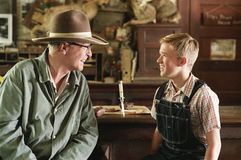 Still of Michael Caine and Haley Joel Osment in Secondhand Lions (2003)