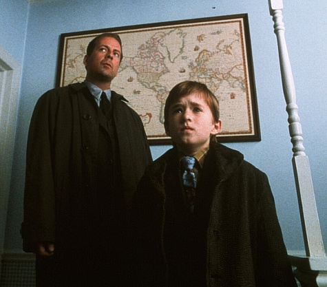 Still of Bruce Willis and Haley Joel Osment in Sestasis jausmas (1999)