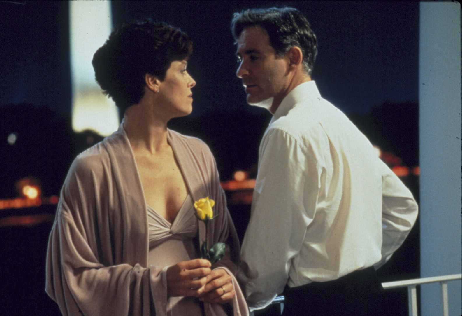 Still of Kevin Kline and Sigourney Weaver in Dave (1993)