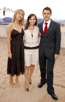 Rachael Leigh Cook, Caroline Carver and Kenny Doughty at event of My First Wedding (2006)