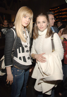 Rachael Leigh Cook and Mena Suvari at event of Fainaru Fantajî Sebun Adobento Chirudoren (2005)