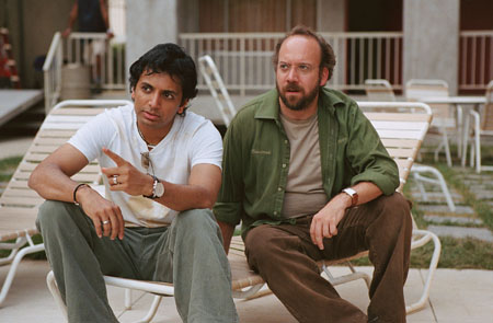 Paul Giamatti and M. Night Shyamalan in Mergina vandenyje (2006)