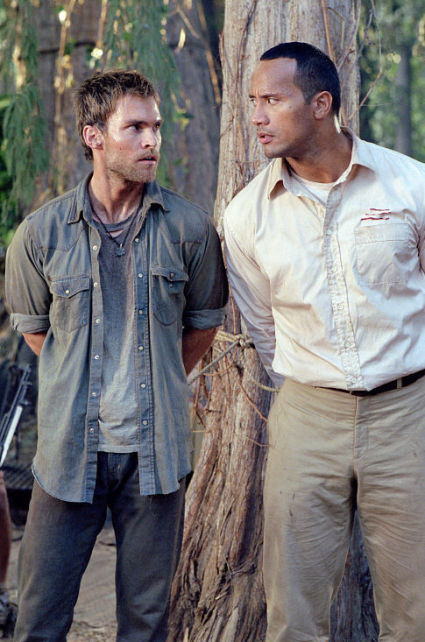 Still of Seann William Scott and Dwayne Johnson in The Rundown (2003)