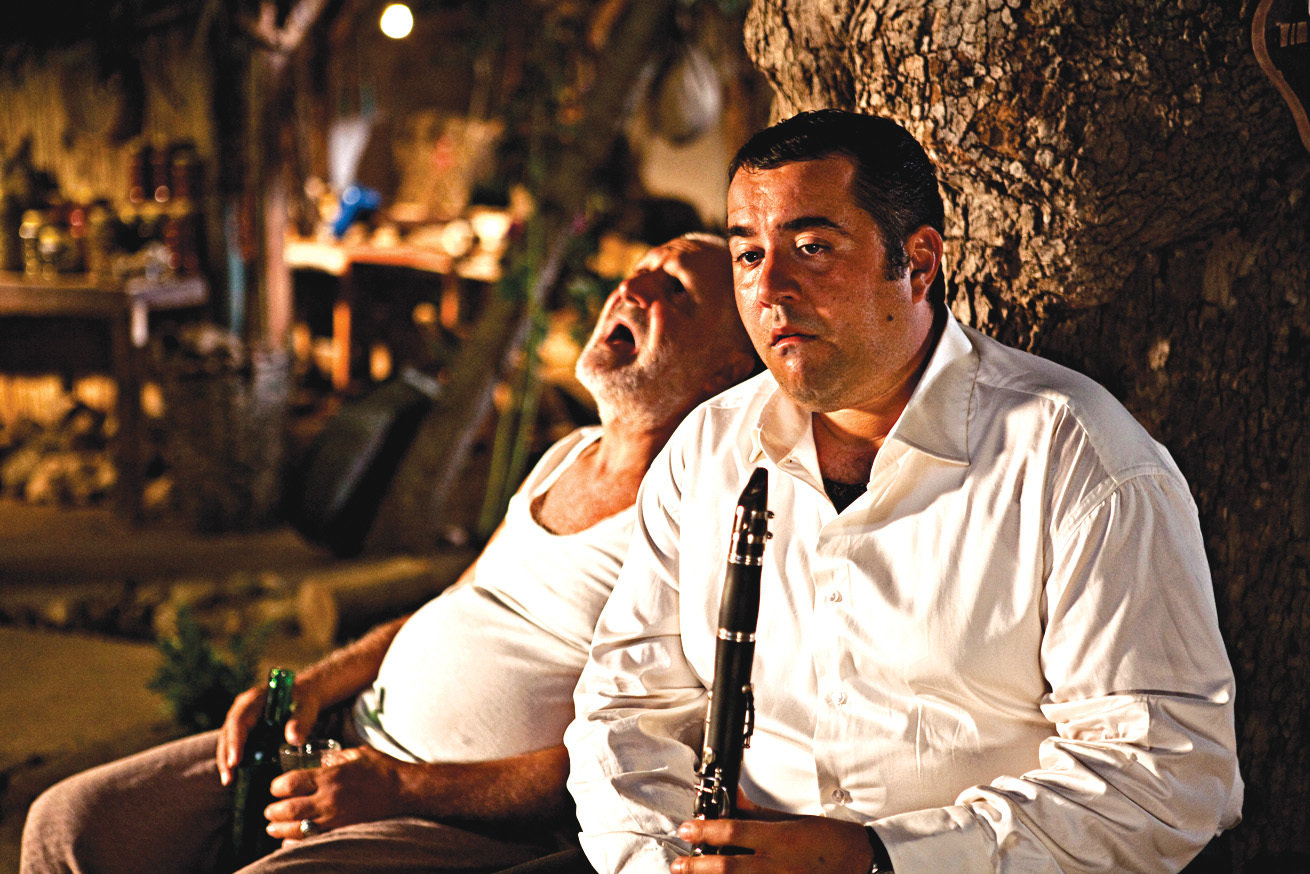 Salih Kalyon and Ata Demirer in Eyyvah Eyvah (2010)