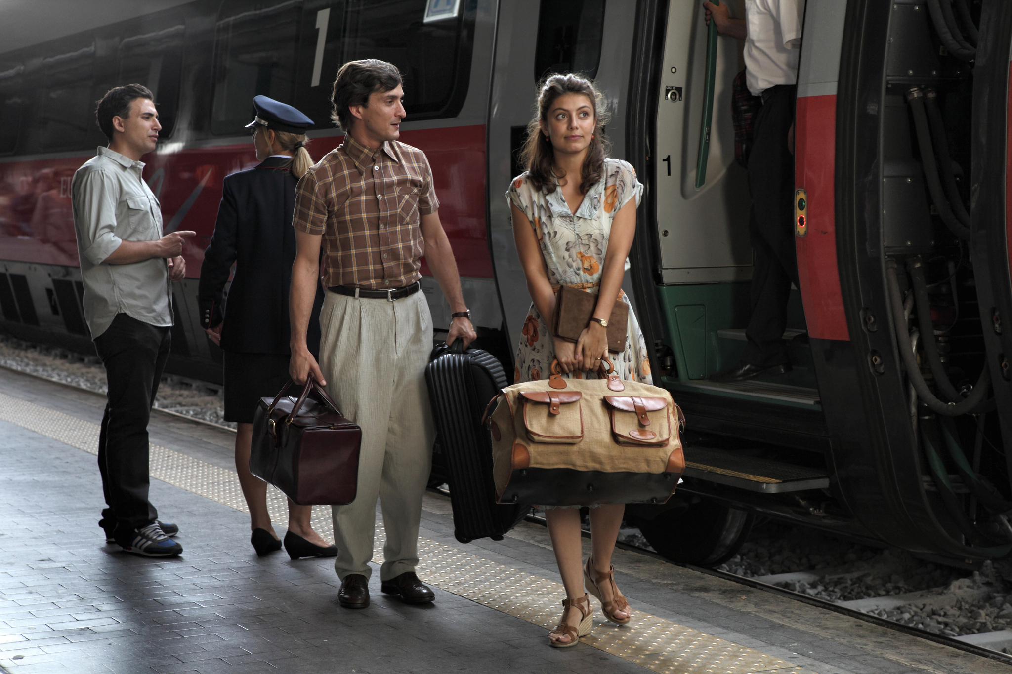 Still of Alessandro Tiberi and Alessandra Mastronardi in I Roma su meile (2012)