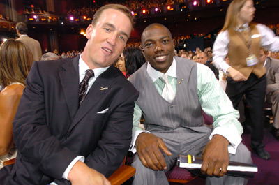 Terrell Owens and Peyton Manning at event of ESPY Awards (2005)