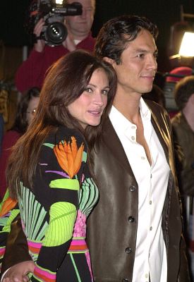 Julia Roberts and Benjamin Bratt at event of Red Planet (2000)