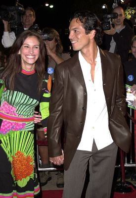 Julia Roberts and Benjamin Bratt at event of Red Planet (2000)