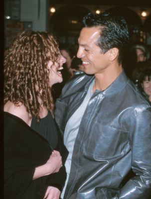 Julia Roberts and Benjamin Bratt at event of Erin Brockovich (2000)