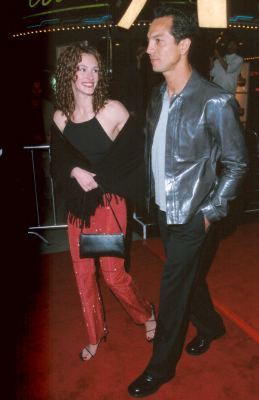 Julia Roberts and Benjamin Bratt at event of Erin Brockovich (2000)