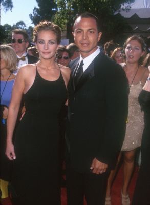 Julia Roberts and Benjamin Bratt