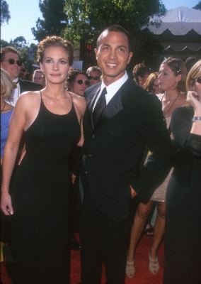 Julia Roberts and Benjamin Bratt