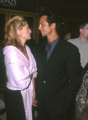 Julia Roberts and Benjamin Bratt at event of Runaway Bride (1999)