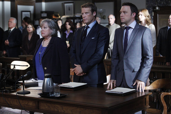Still of Kathy Bates and Mark Valley in Harry's Law (2011)