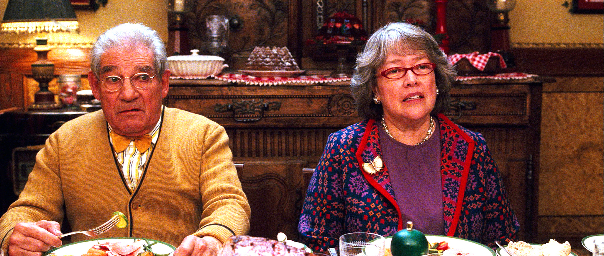 Still of Kathy Bates and Trevor Peacock in Fredo Kaledos (2007)