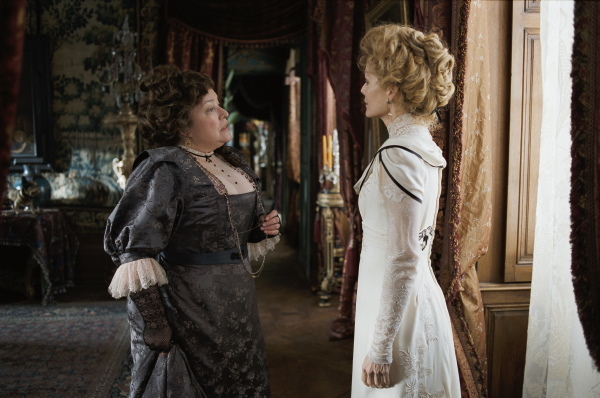 Still of Michelle Pfeiffer and Kathy Bates in Chéri (2009)