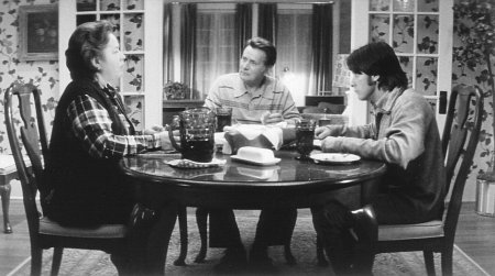 Still of Emilio Estevez, Martin Sheen and Kathy Bates in The War at Home (1996)