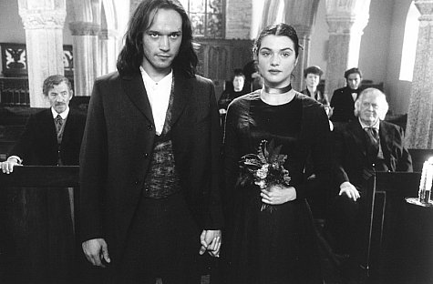 Still of Kathy Bates, Vincent Perez, Rachel Weisz, Ian McKellen, Tom Bell and Zoë Wanamaker in Swept from the Sea (1997)