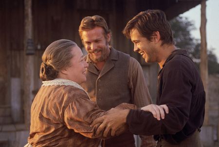 Still of Kathy Bates, Colin Farrell and Gabriel Macht in American Outlaws (2001)