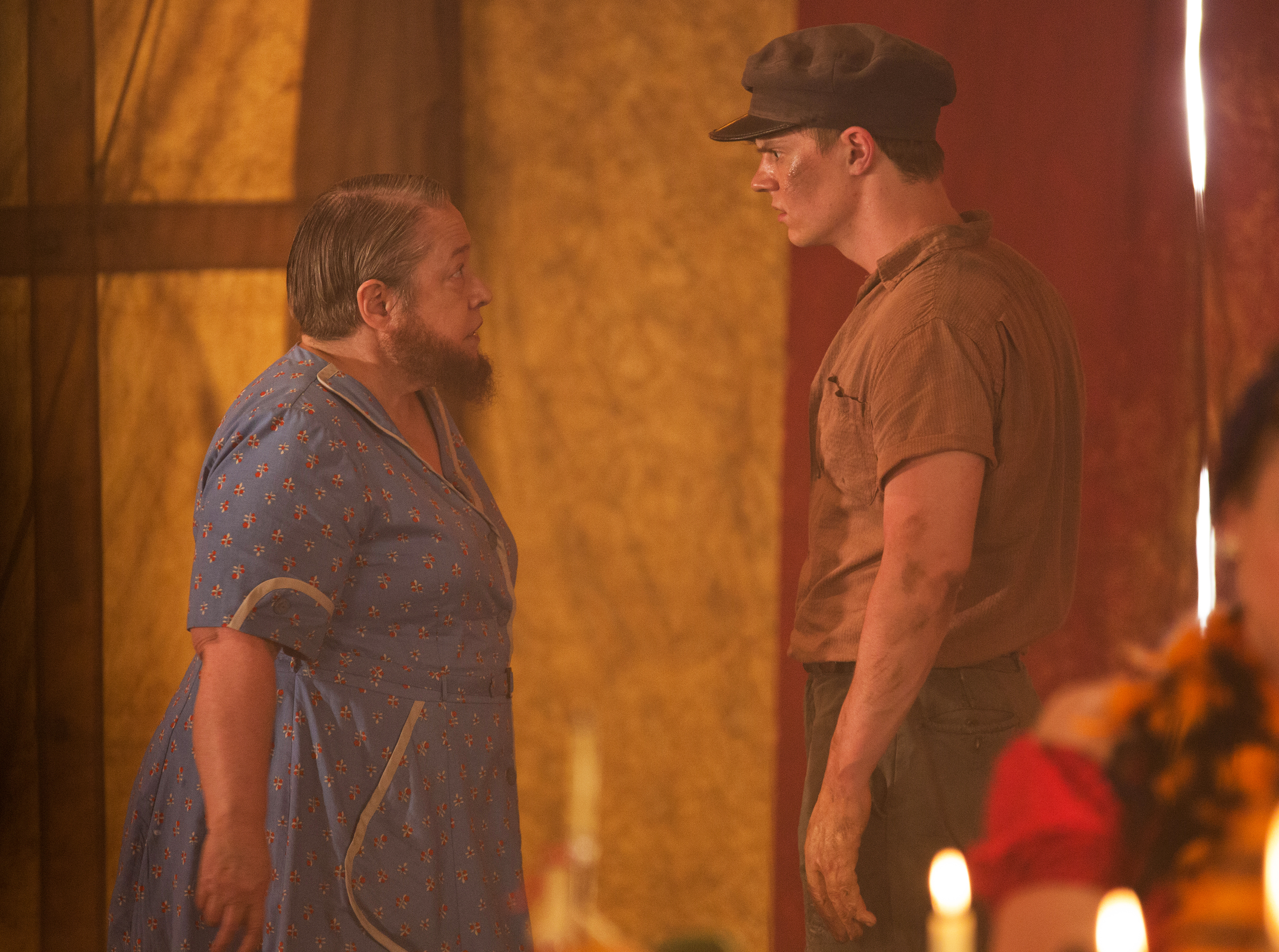 Still of Kathy Bates and Evan Peters in Amerikietiska siaubo istorija (2011)