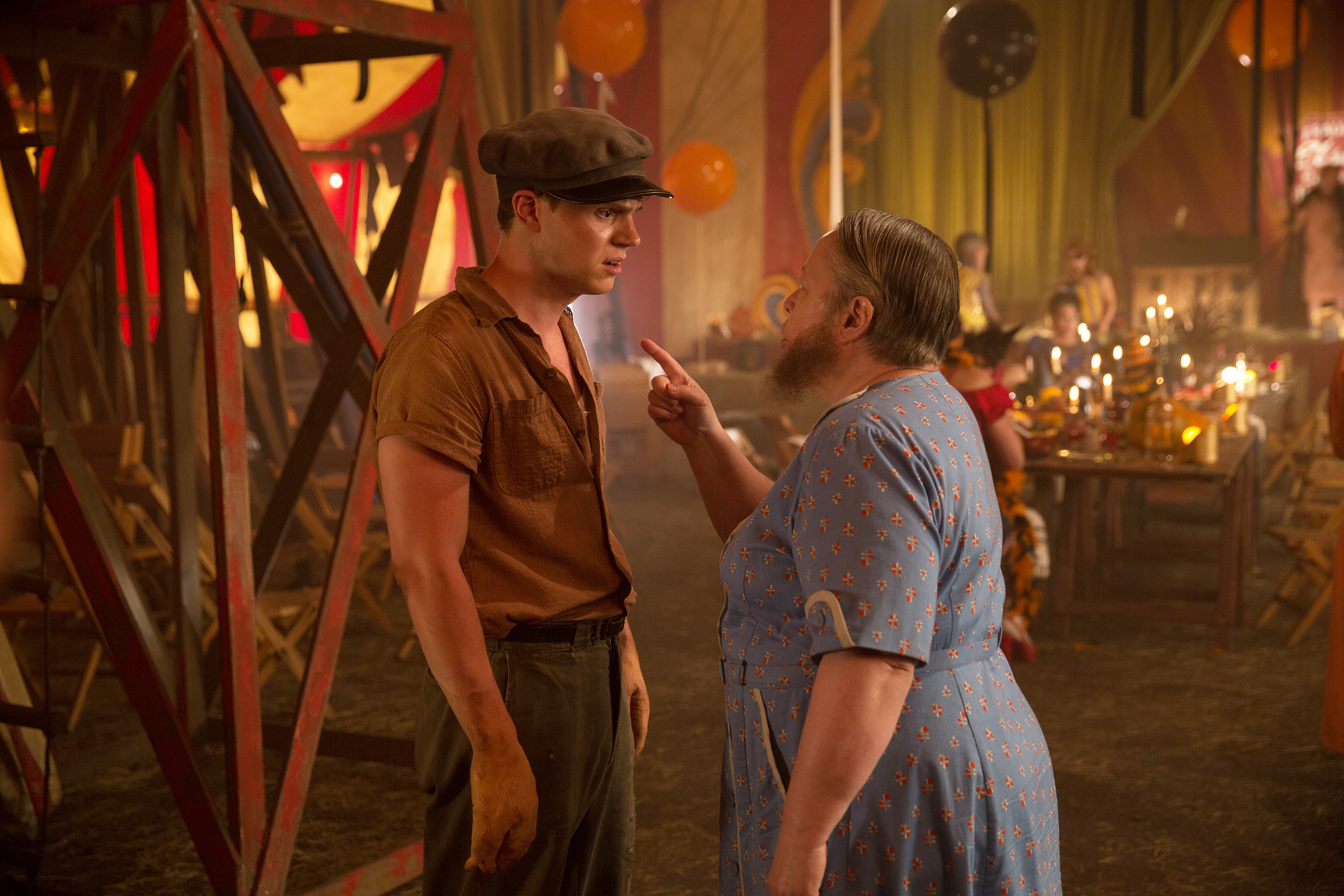 Still of Kathy Bates and Evan Peters in Amerikietiska siaubo istorija (2011)