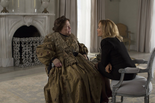 Still of Kathy Bates and Jessica Lange in Amerikietiska siaubo istorija (2011)