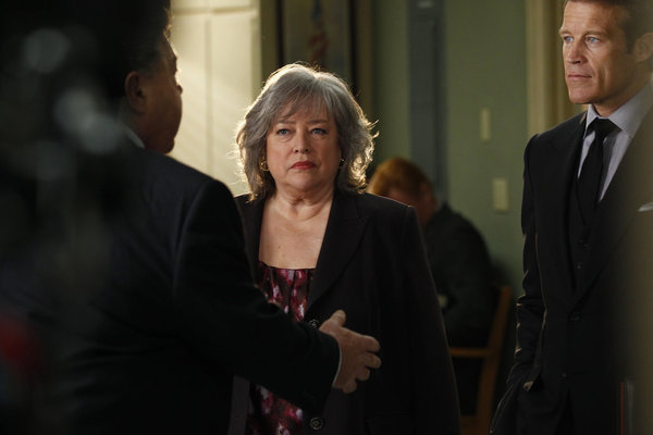 Still of Kathy Bates and Mark Valley in Harry's Law (2011)