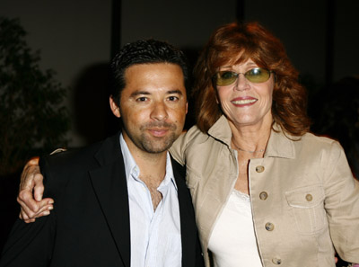 Jane Fonda and Oscar Orlando Torres at event of Voces inocentes (2004)