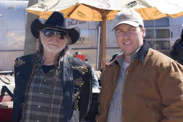 Still of Willie Nelson and Rodney Carrington in Beer for My Horses (2008)