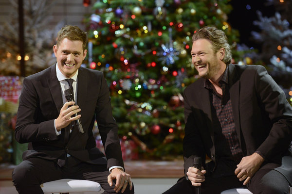 Still of Michael Bublé and Blake Shelton in Michael Bublé: Home for the Holidays (2012)