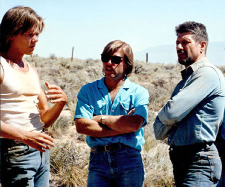 KEVIN BACON, Director RON UNDERWOOD and FRED WARD on the set of TREMORS.