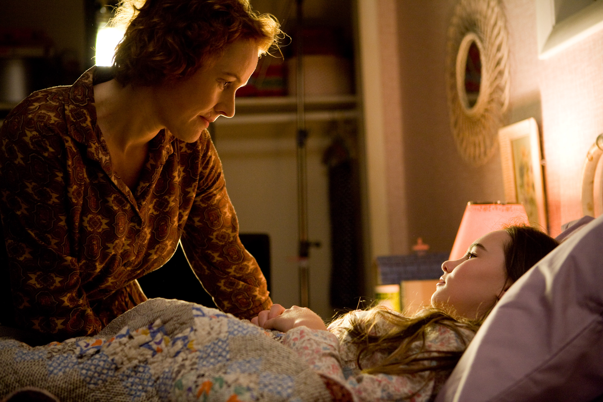 Still of Penelope Ann Miller and Madeline Carroll in Flipped (2010)