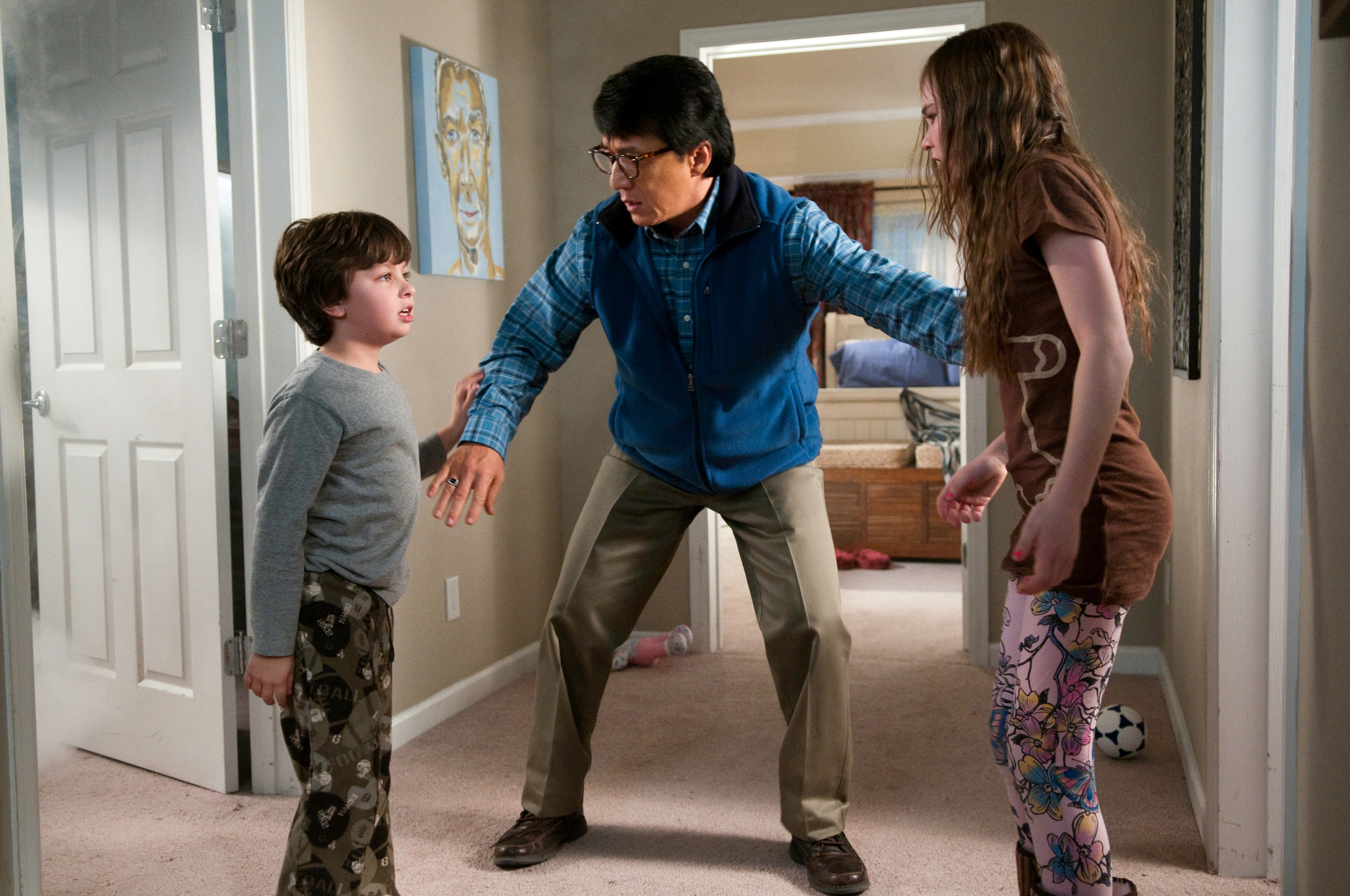 Still of Jackie Chan and Madeline Carroll in Kaimynas snipas (2010)