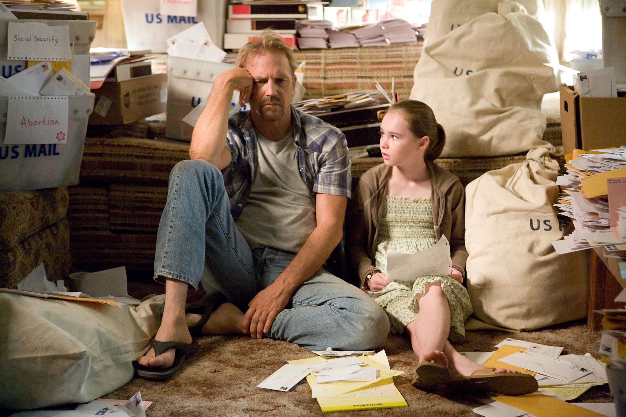 Still of Kevin Costner and Madeline Carroll in Swing Vote (2008)
