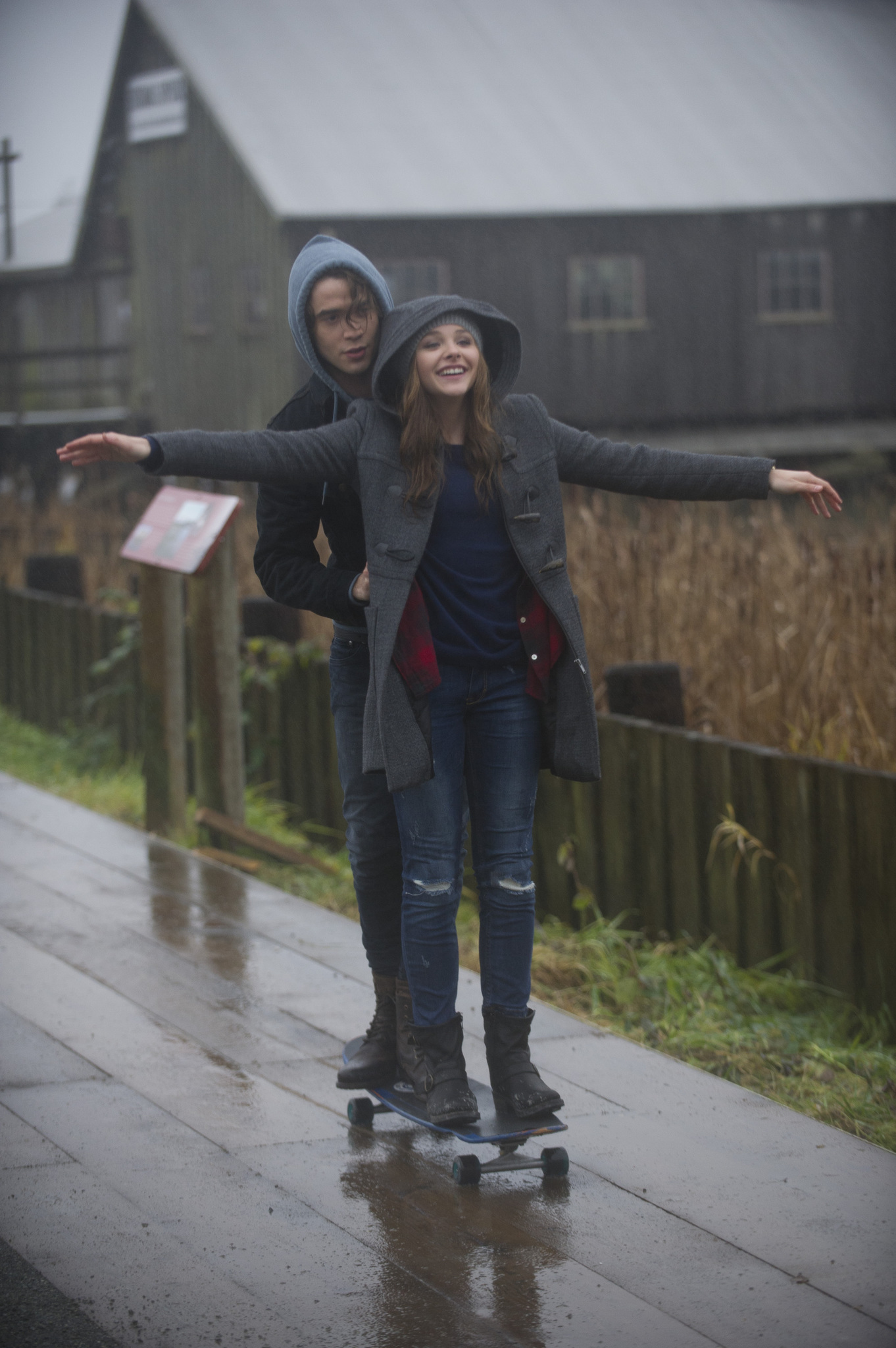 Still of Chloë Grace Moretz and Jamie Blackley in Jei pasilikciau (2014)