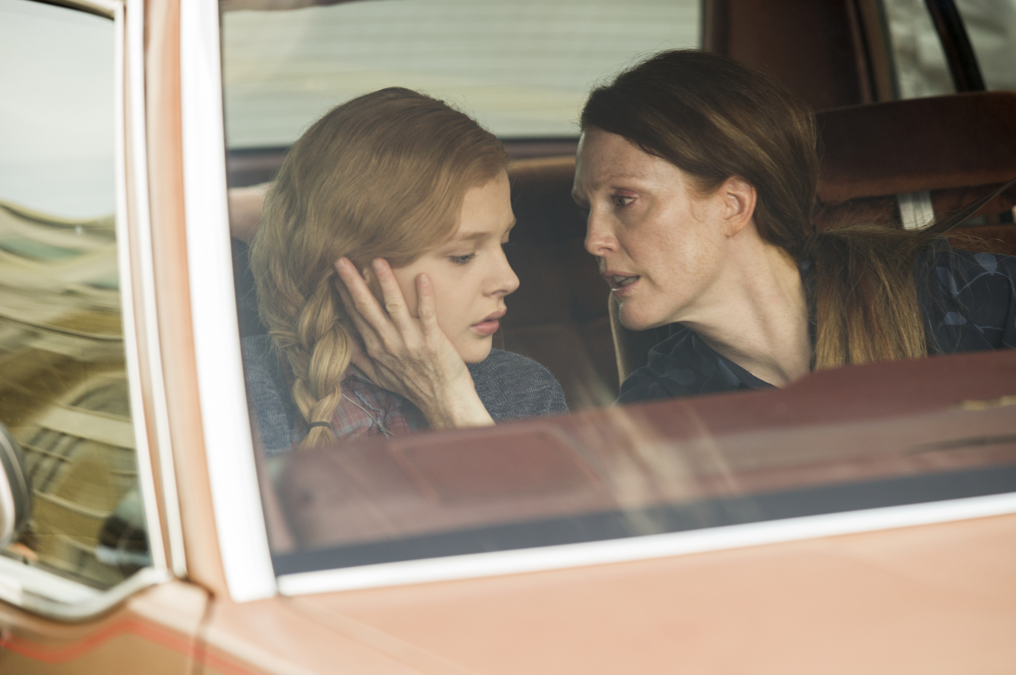 Still of Julianne Moore and Chloë Grace Moretz in Kere (2013)