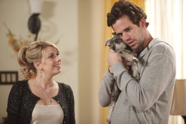 Still of David Walton and Mary Elizabeth Ellis in Perfect Couples (2010)