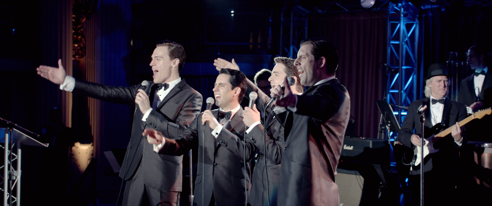Still of John Lloyd Young, Vincent Piazza, Erich Bergen and Michael Lomenda in Ketveriuke is Dzersio (2014)