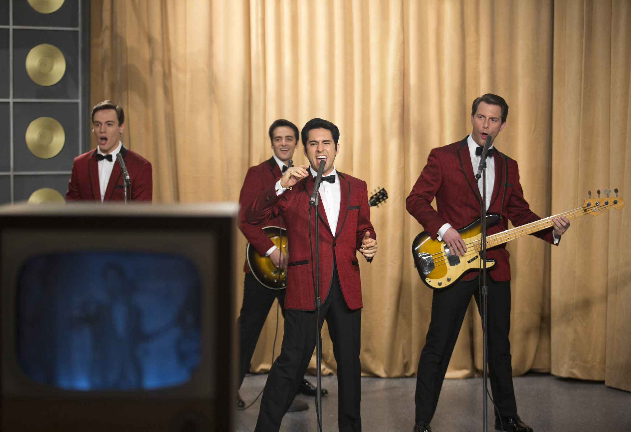 Still of John Lloyd Young, Vincent Piazza, Erich Bergen and Michael Lomenda in Ketveriuke is Dzersio (2014)